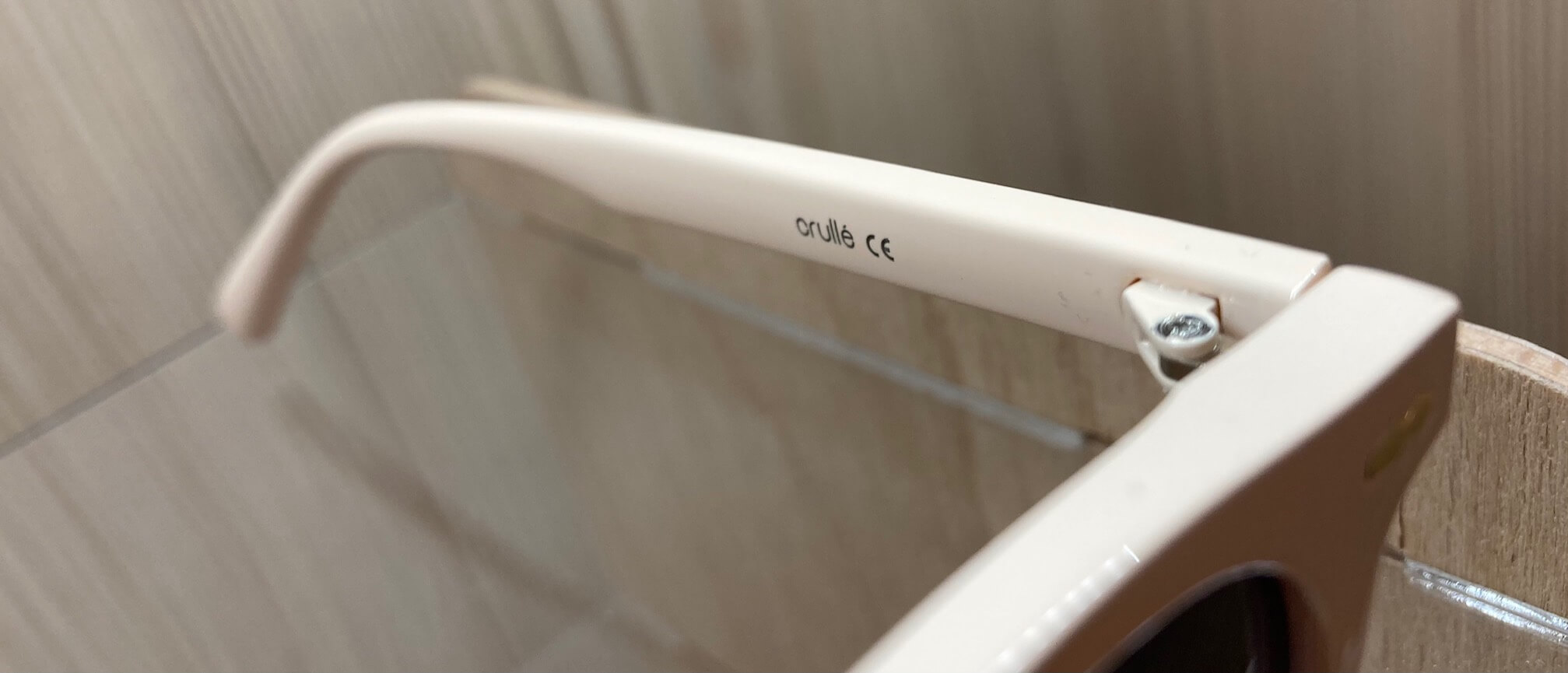 Nasz optometrysta wyjaśnia, jak rozpoznać okulary przeciwsłoneczne